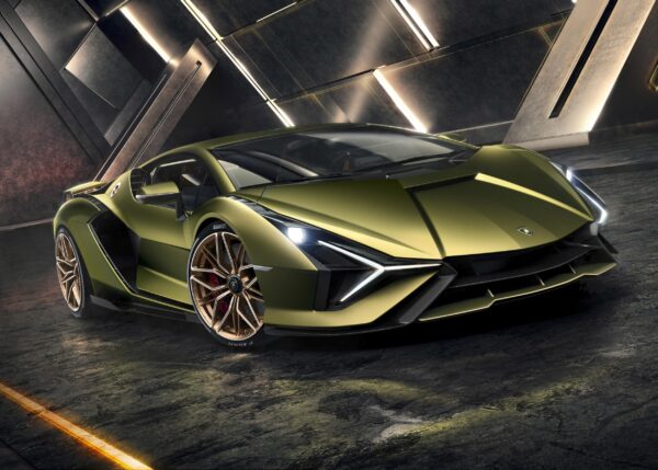 Lamborghini Sian в зелено с златисти джанти в индустриална среда