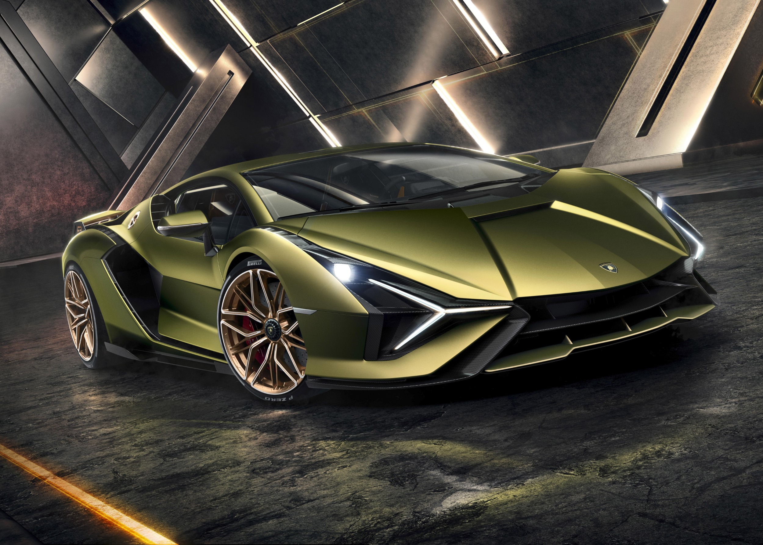 Lamborghini Sian в зелено с златисти джанти в индустриална среда