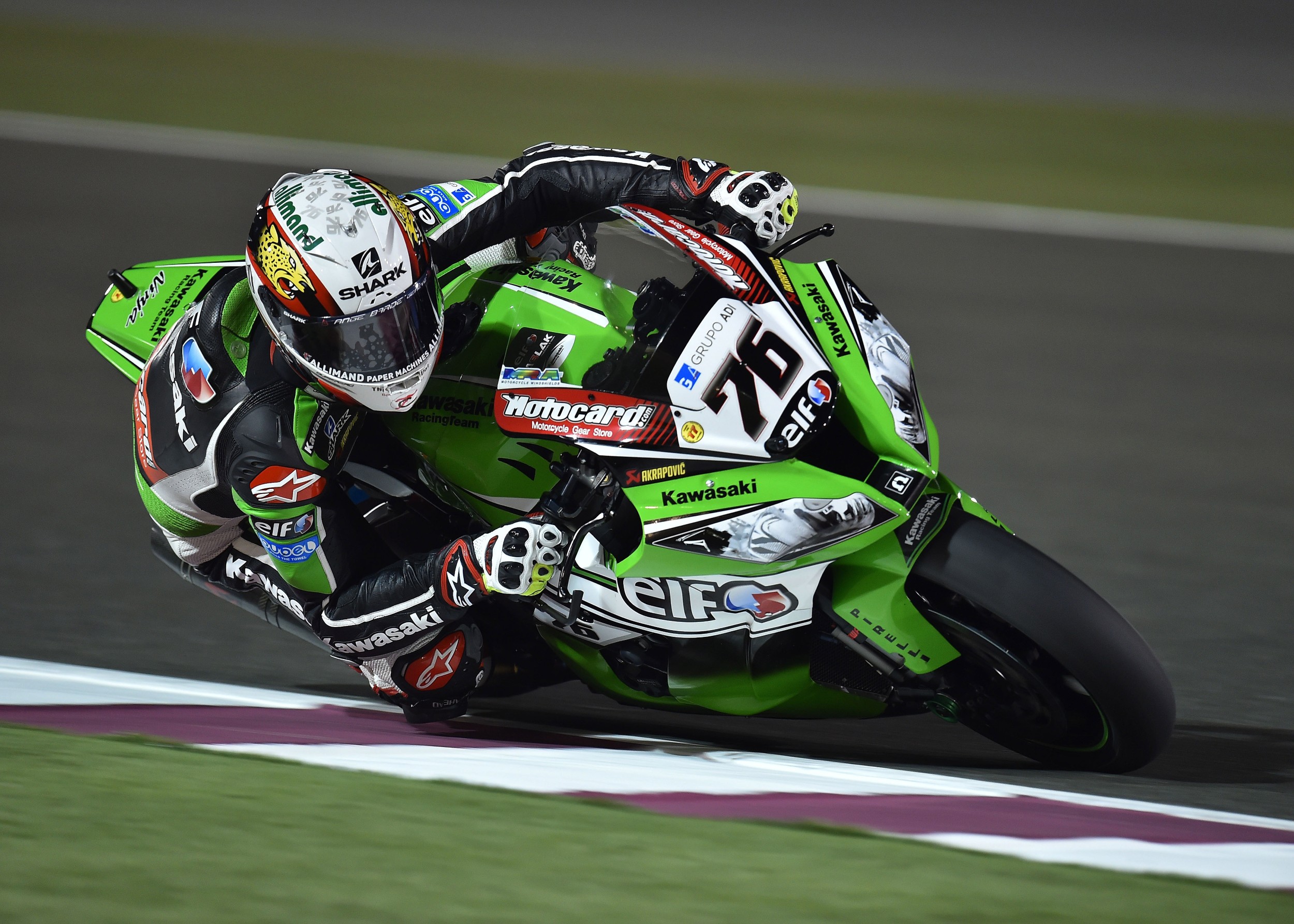 Kawasaki Ninja мотор в зелено на състезателна писта
