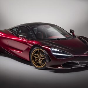 McLaren 720S в бордо със златисти джанти в студио