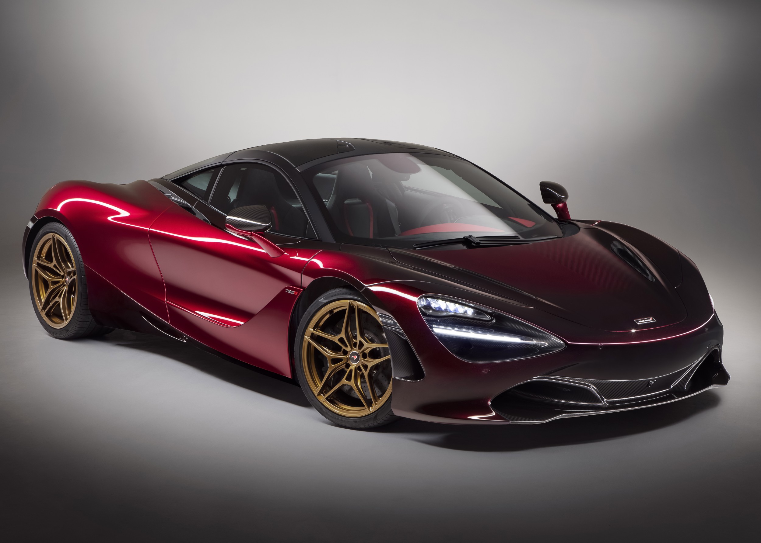 McLaren 720S в бордо със златисти джанти в студио