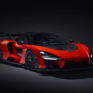 Червен McLaren Senna с черни детайли