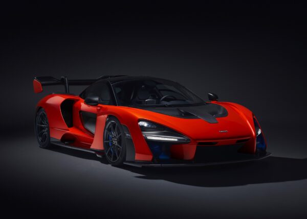 Червен McLaren Senna с черни детайли
