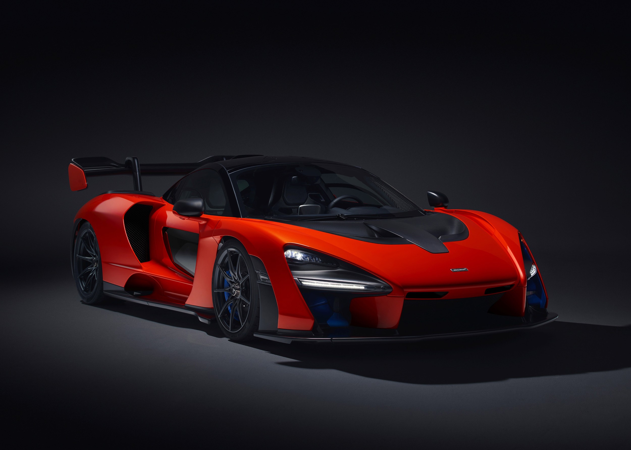 Червен McLaren Senna с черни детайли