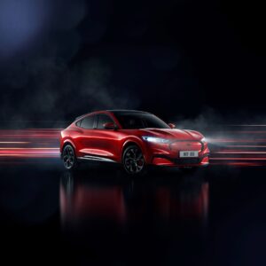 Червен Ford Mustang Mach-E с динамични светлинни линии