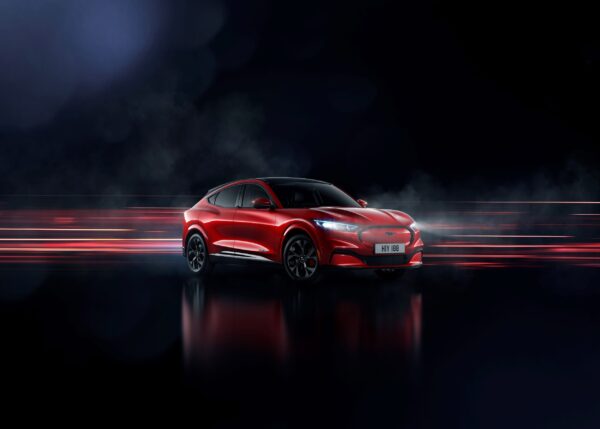 Червен Ford Mustang Mach-E с динамични светлинни линии
