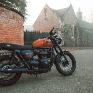 Triumph Bonneville мотор с оранжев резервоар