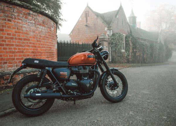 Triumph Bonneville мотор с оранжев резервоар
