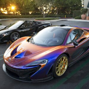 McLaren P1 спортни коли на паркинг със залез