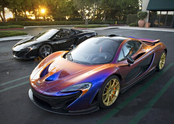 McLaren P1 спортни коли на паркинг със залез