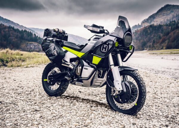Husqvarna Adventure мотор в планински пейзаж с неонови зелени акценти
