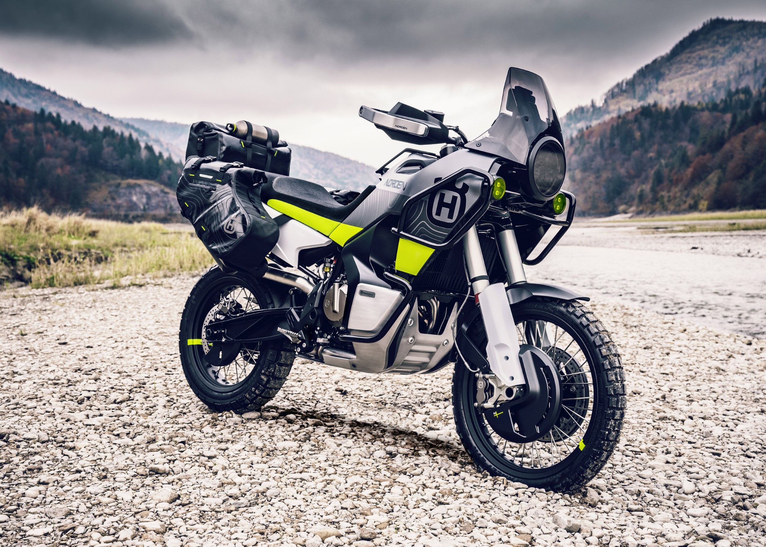 Husqvarna Adventure мотор в планински пейзаж с неонови зелени акценти