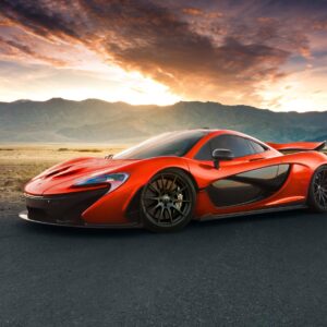 McLaren спортна кола в огнено червено на фона на залез