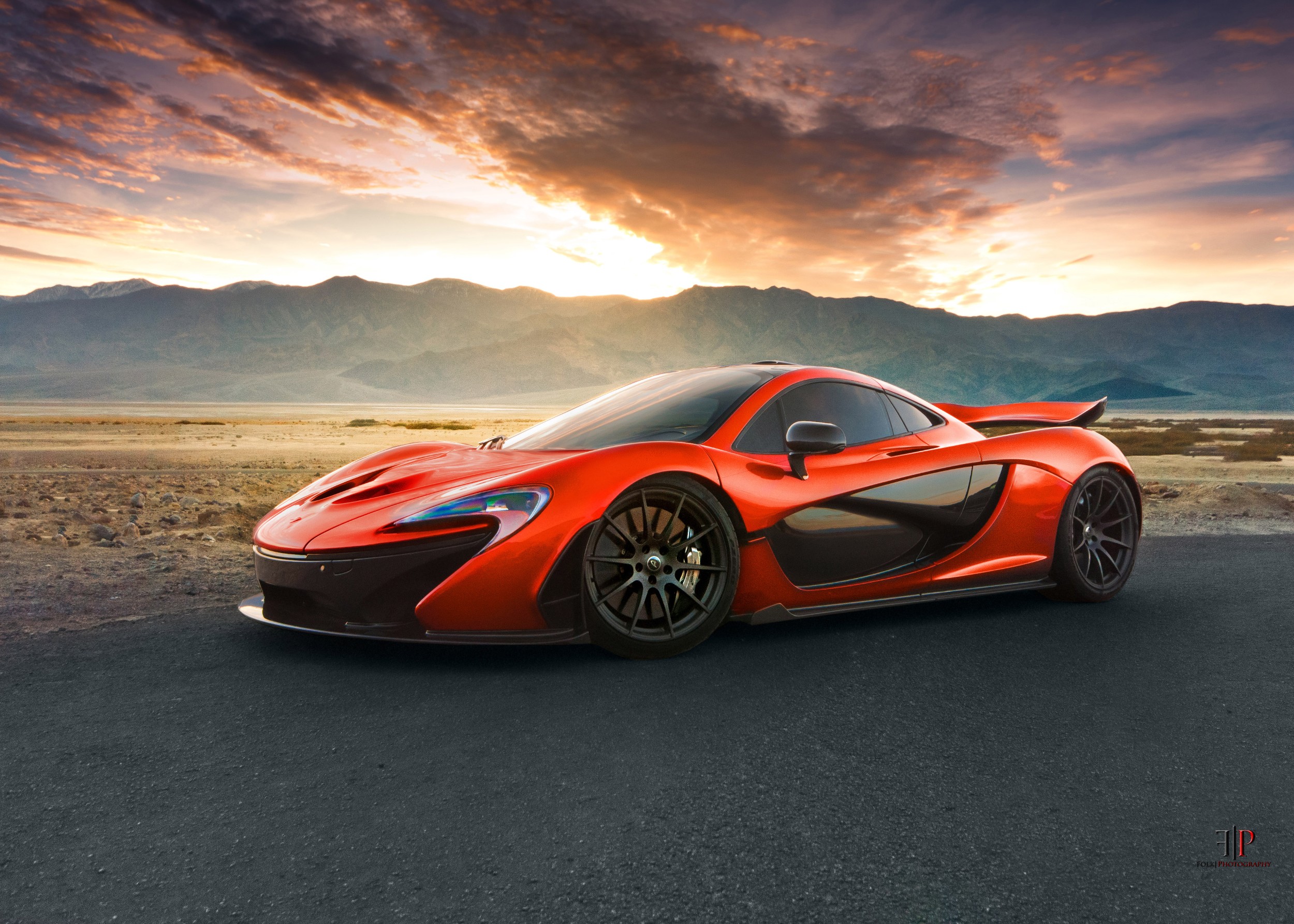 McLaren спортна кола в огнено червено на фона на залез