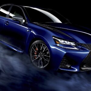 Lexus GSF син автомобил с ефект на дим и светлина