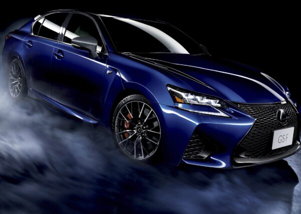 Lexus GSF син автомобил с ефект на дим и светлина