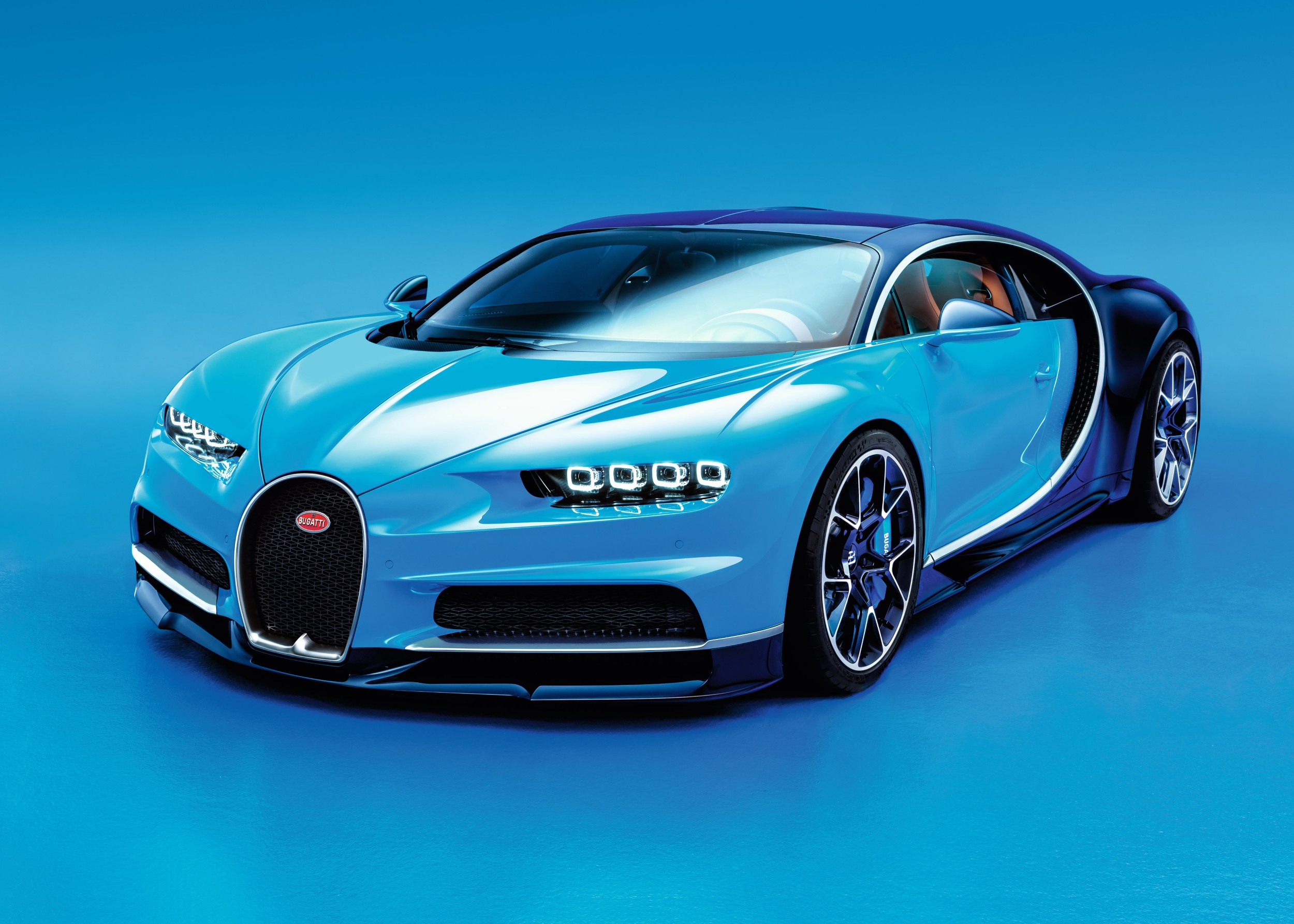 Bugatti Chiron суперавтомобил в синьо-черна комбинация на син фон