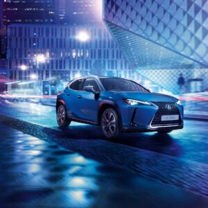 Син Lexus UX 300e електрически SUV в града