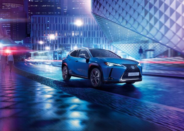 Син Lexus UX 300e електрически SUV в града