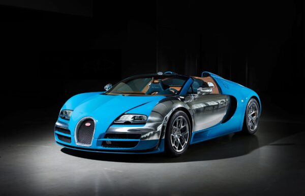 Синьо-сребриста Bugatti Veyron спортна кола