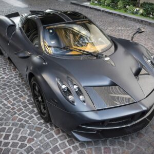 Pagani Huayra Roadster в матово черно върху павирана улица