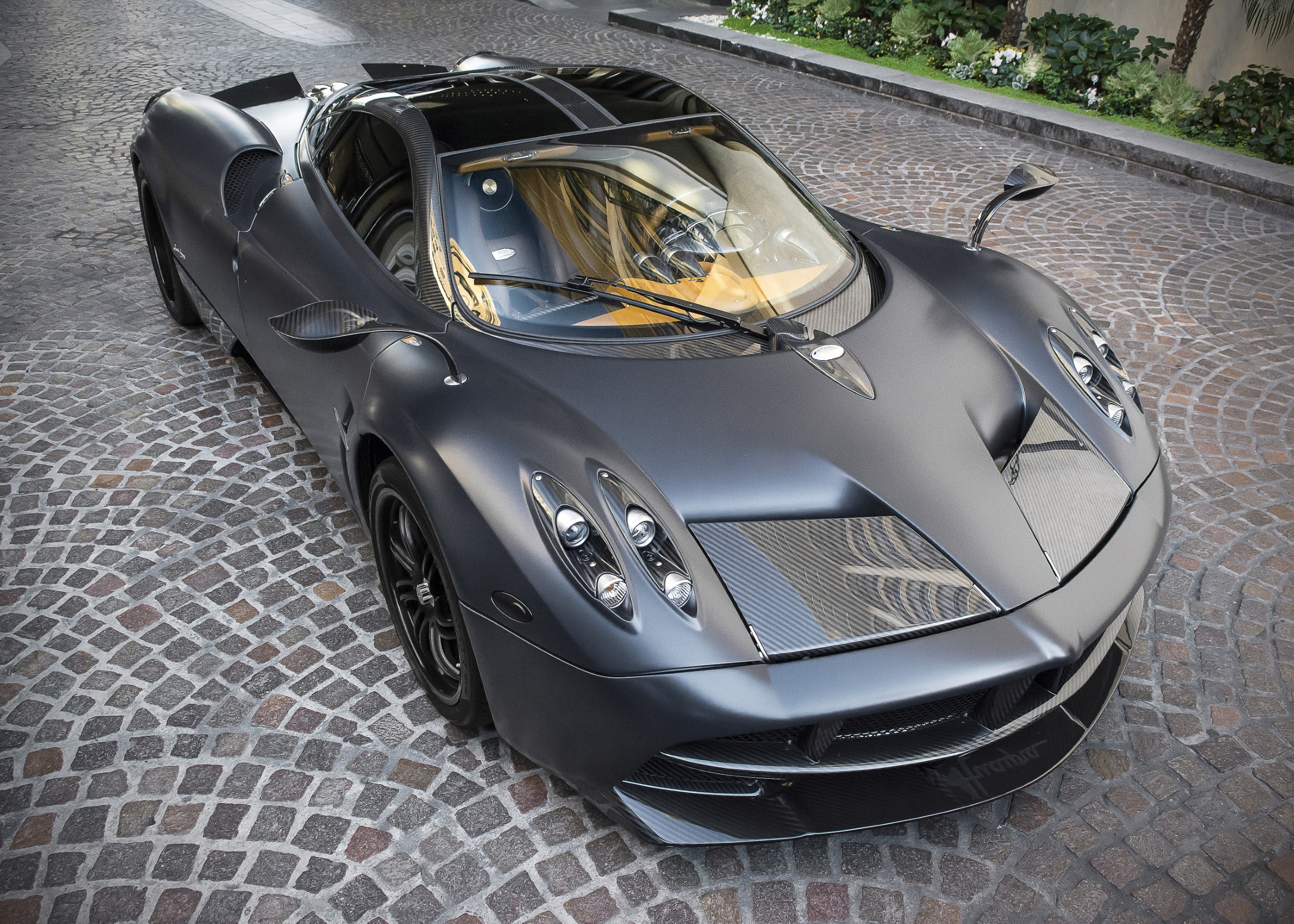 Pagani Huayra Roadster в матово черно върху павирана улица