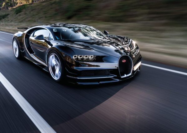 Bugatti Chiron в черно в движение