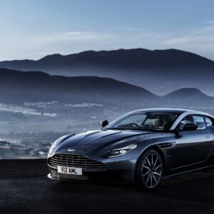 Aston Martin DB11 в планински пейзаж