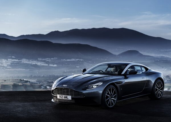 Aston Martin DB11 в планински пейзаж