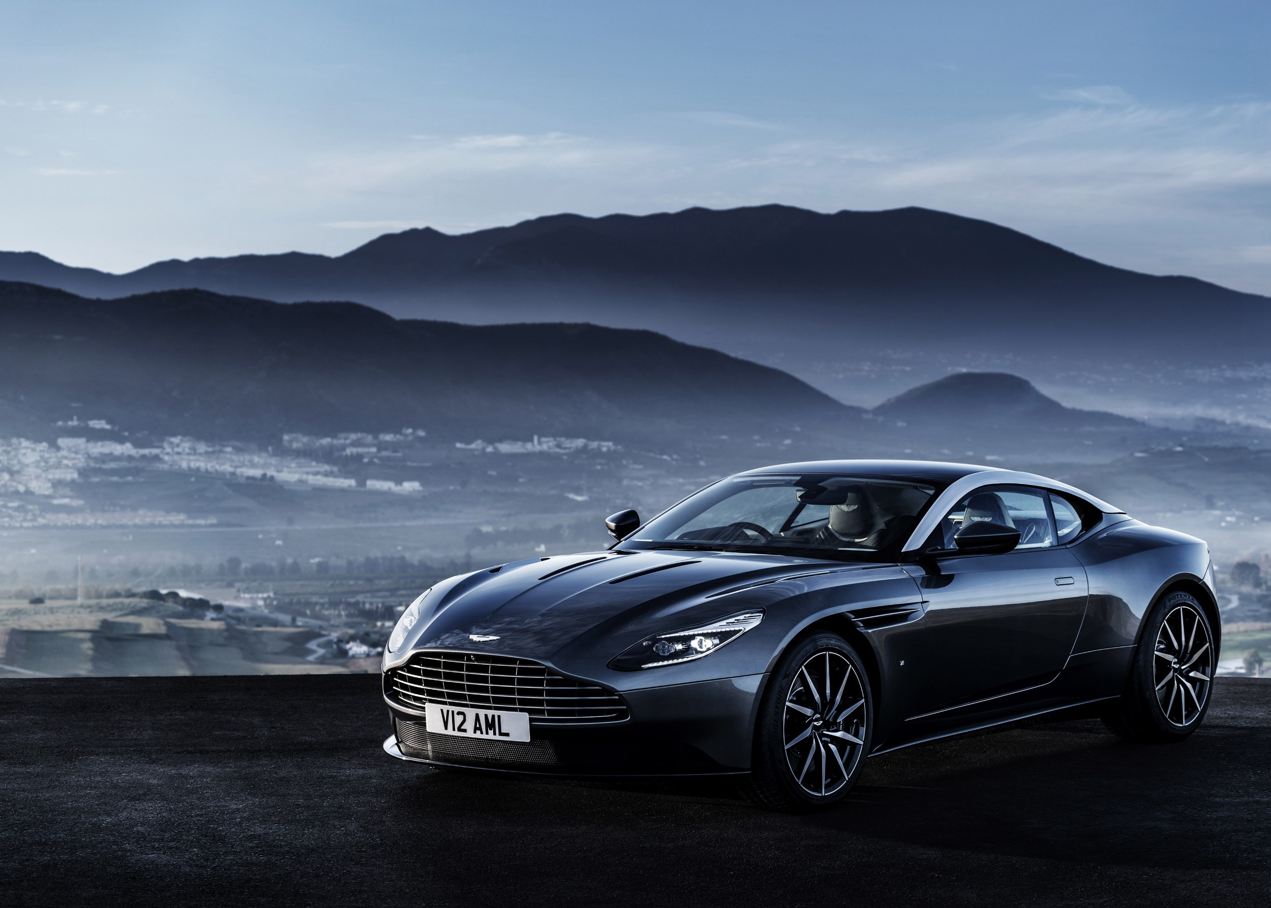 Aston Martin DB11 в планински пейзаж