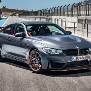 BMW M4 GTS на състезателна писта