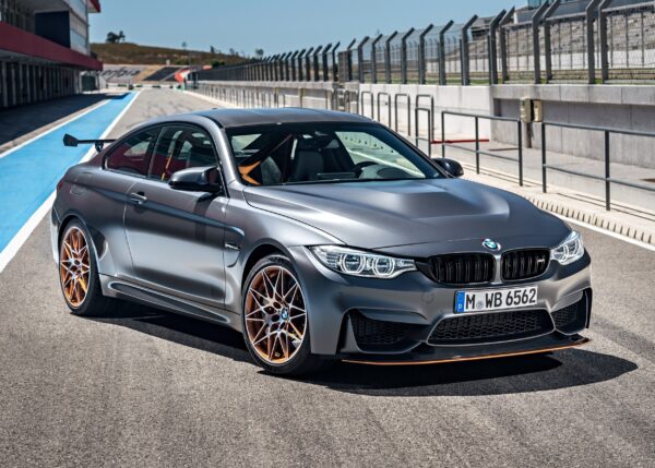 BMW M4 GTS на състезателна писта