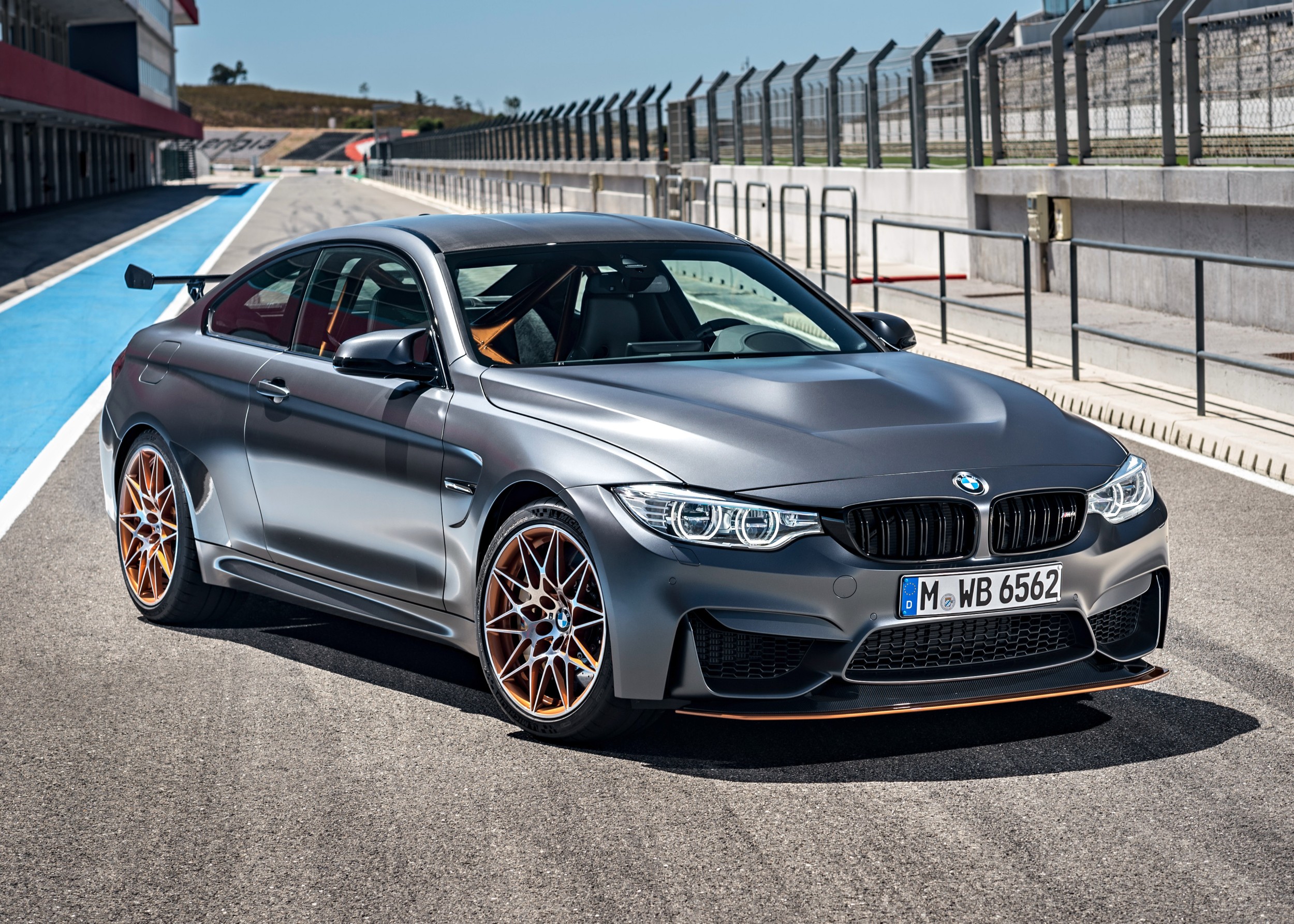 BMW M4 GTS на състезателна писта