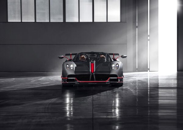 Pagani Huayra BC в индустриална зала