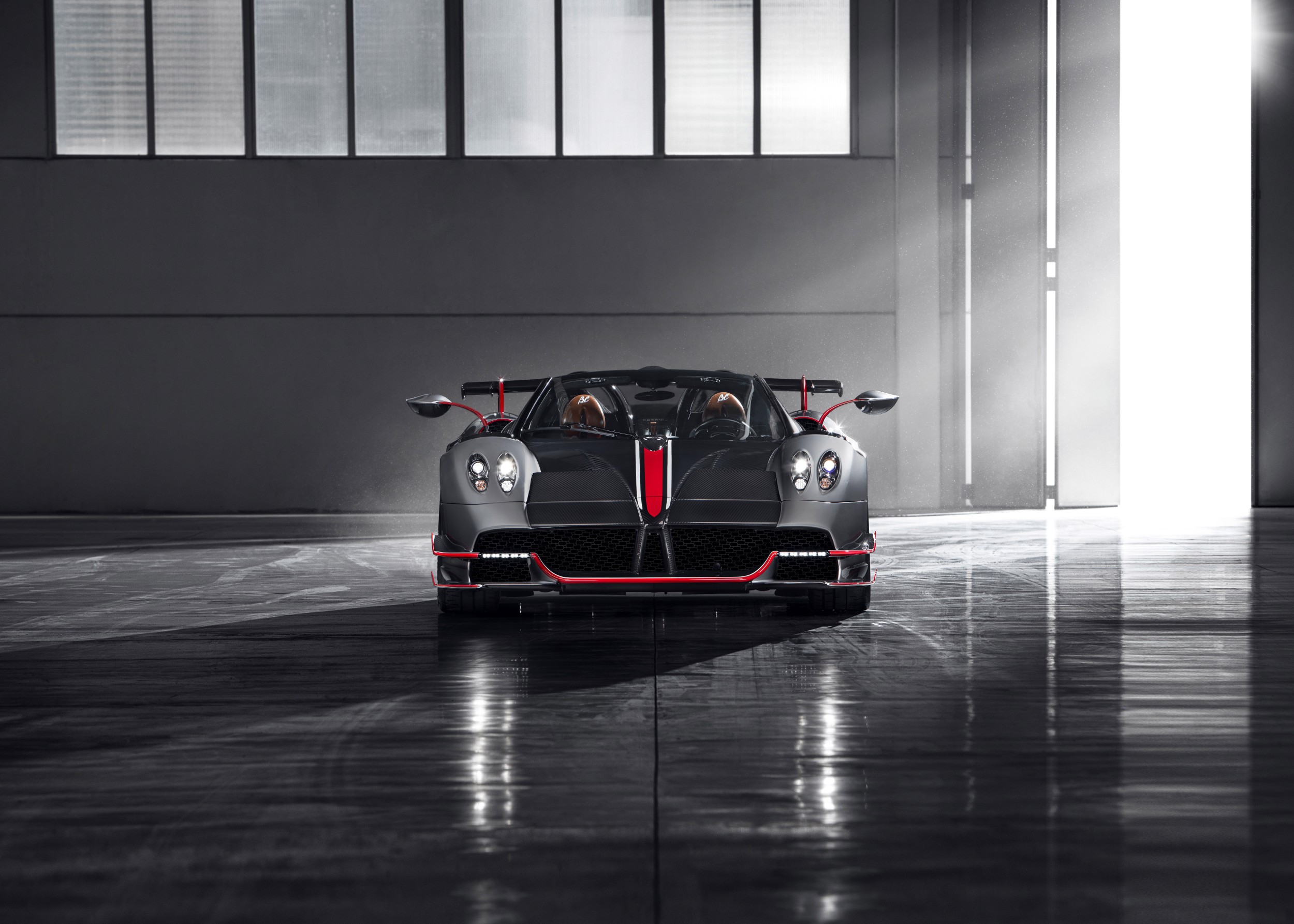 Pagani Huayra BC в индустриална зала