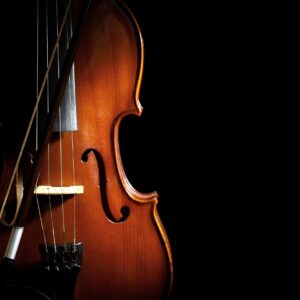 Цигулка в близък план с драматично осветление