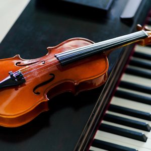 Цигулка върху пиано клавиши