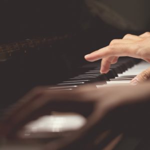 Ръце, свирещи на пиано