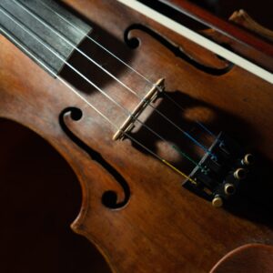 Цигулка в близък план със струни и резонансни отвори