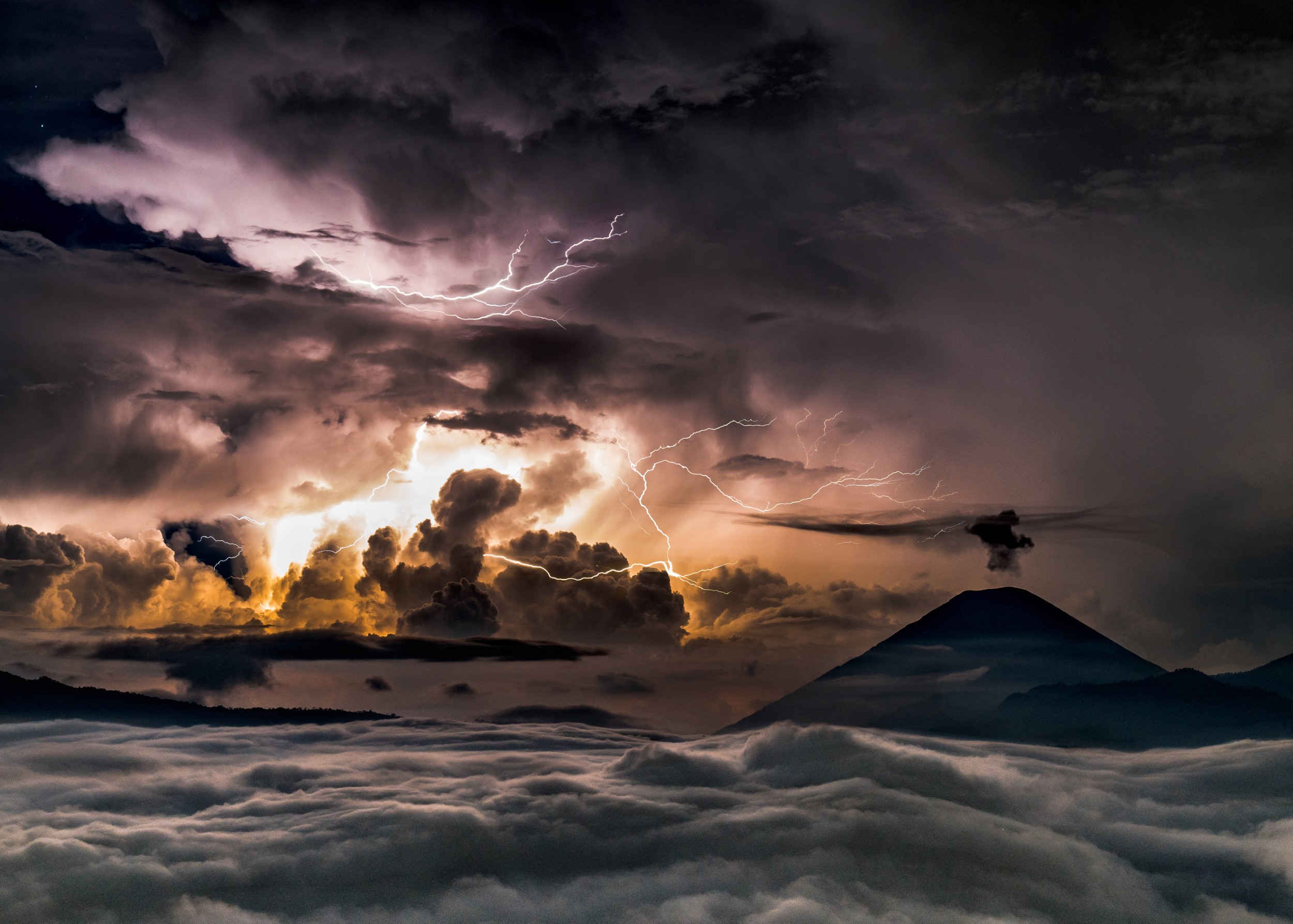 Гръмотевична буря със светкавици над вулкан