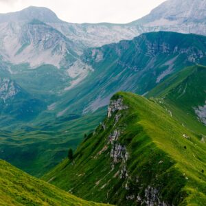 Зелени планини и облаци в далечината