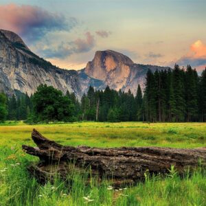 Долина с гори и планини в национален парк