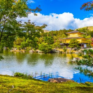 Японски храм Кинкаку-дзи край езеро със зеленина
