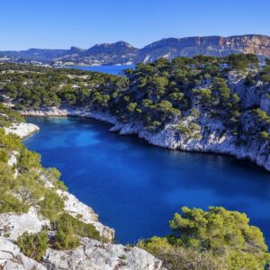 Морски залив със скалисти брегове и синя вода