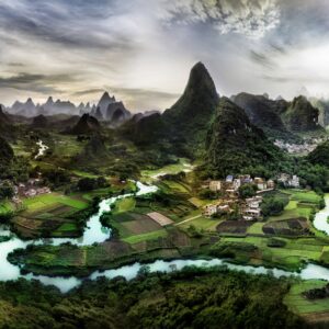 Панорамна гледка към река, планини и зелени поля