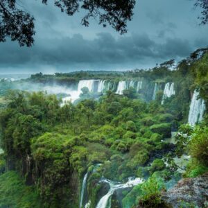 Водопадите Игуасу сред зелена джунгла