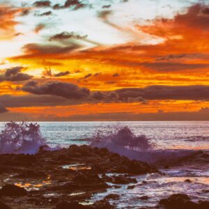 Залез над океана с вълни и оранжево-червено небе