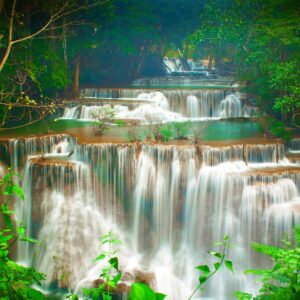 Каскадни водопади сред тропическа гора