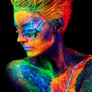 Жена с неонов грим и цветно тяло арт