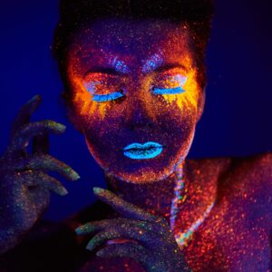 UV портрет със сияещи мигли и устни